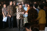 Presiden Jokowi bersama keluarga tiba di kediaman calon mempelai wanita, Selvi Ananda, di Jalan Kutai, Sumber, Solo, Jawa Tengah, Selasa (9/6/2015).