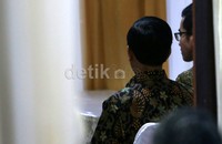 Acara lamaran berlangsung tertutup, wartawan tidak bisa melihat langsung dan tidak ada pengeras suara dari dalam rumah.