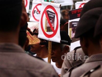 Petani Tembakau Demo Kedubes Prancis