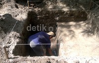 Menurut Ketua Tim dari BPCB Trowulan Nugroho bahwa, situs itu pertama kali ditemukan oleh warga sekitar tahun 2011. Kemudian tahun 2012 dilakukan penggalian oleh warga yang dipimpin Jansen Jasien, kemudian setelah itu baru dilaporkan ke BPCB Trowulan. Suparno/detikFoto.
