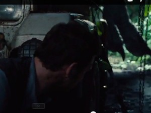 Chris Pratt Sembunyi dari Kejaran Indominus Rex di Jurrasic World