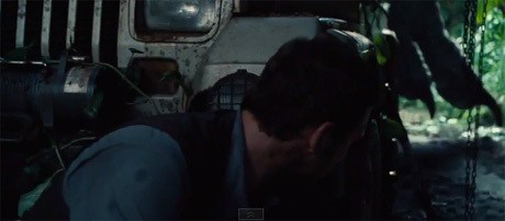 Chris Pratt Sembunyi dari Kejaran Indominus Rex di Jurrasic World