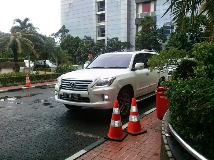 Naik Lexus, Prabowo Datangi Kantor Rini Soemarno