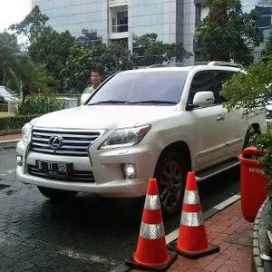 Naik Lexus, Prabowo Datangi Kantor Rini Soemarno