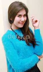 Gaya Syahnaz dengan Baju Berbulu