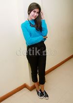 Gaya Syahnaz dengan Baju Berbulu