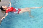 Byurrr... Mengintip Manda Cello Asyik Berenang