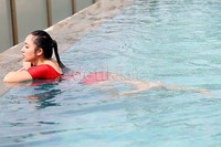 Selain berenang, Manda mengaku juga gemar berkuda.