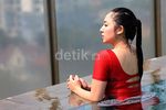 Byurrr... Mengintip Manda Cello Asyik Berenang