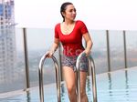 Byurrr... Mengintip Manda Cello Asyik Berenang