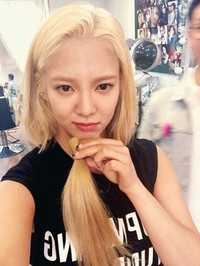 Hyoyeon memamerkan gaya rambut pendeknya di akun Instagram-nya. (Instagram/watasiwahyo)