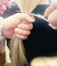 Rambut Hyoyeon saat hendak dipotong. (Instagram/watasiwahyo)