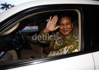 "Saya baru tahu karena melihat karangan bunga dan kue-kue, maka saya ucapkan selamat ulang tahun," katanya.