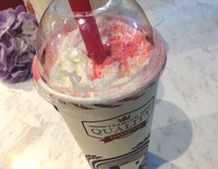 Red Velvet Frappe disajikan dengan topping whipped cream dan serpihan gula warna merah. Saat diseruput, ada jelly kecil masuk ke mulut.Frappe terasa legit creamy karena pemakaian Hersheys Chocolate Syrup.