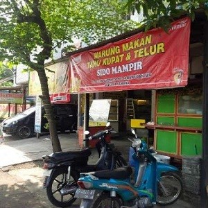 Begini Sibuk dan Bahagianya Pemilik Warung di Tempat Resepsi