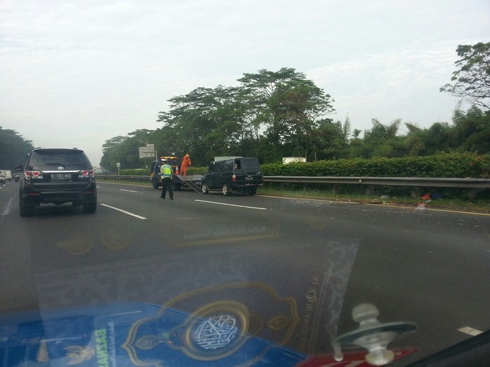 Mobil Kijang Kecelakaan di Tol Jagorawi