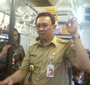 Ahok Ditegur Petugas KRL karena Hampir Mau Naik ke Gerbong Khusus Wanita