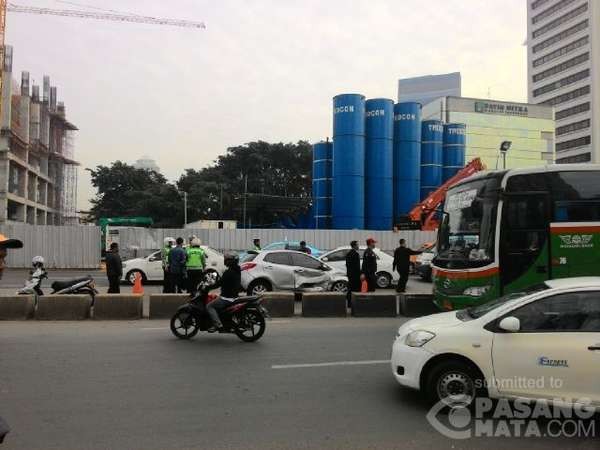 Mobil Tabrak Separator Usai Serempet Orang di Blok M