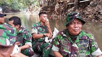 Tim Patroli TNI Terus Ingatkan Warga untuk Tak Buang Sampah di Ciliwung