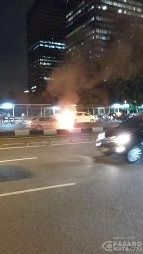 Mobil Sedan Terbakar di Jalan Sudirman