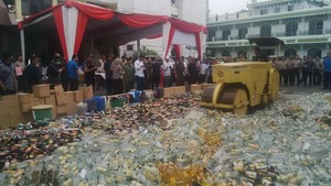 Ribuan Botol Miras ini hancur Digilas Buldoser di Mapolres Jaksel