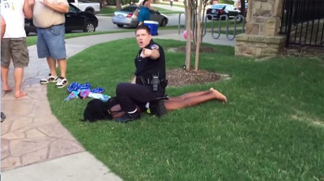 Dikecam karena Banting ABG Berbikini, Polisi AS Mundur