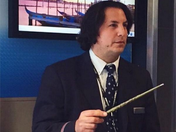 Expelliarmus! Heboh Severus Snape Jadi Petugas Maskapai