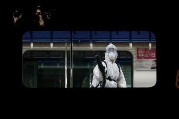 Cegah Penularan Baru MERS, Kereta Bawah Tanah di Korsel Disterilisasi
