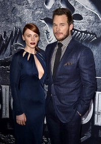 Di sesi foto, Byrce juga sempat berfoto bersama lawan mainnya Chris Pratt. Kevin Winter/Getty Images/detikFoto.