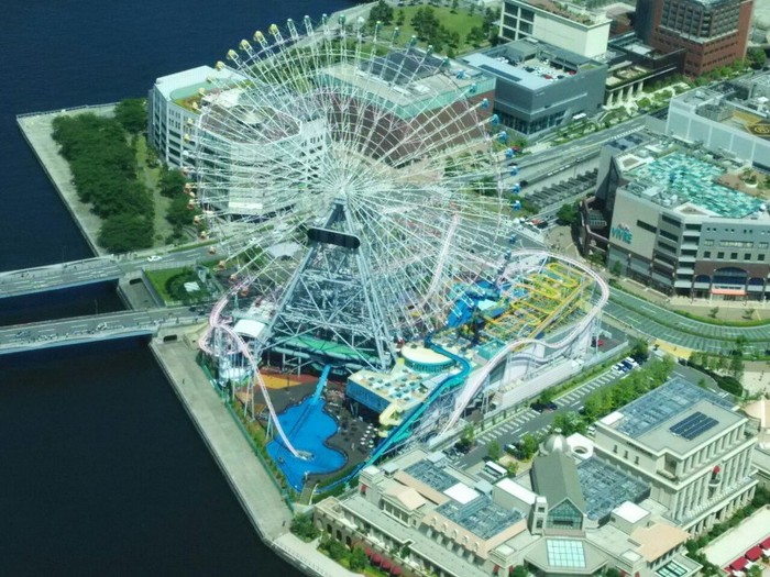 Penampakan Roller Coaster di Jepang, yang Meluncur ke Dalam Kolam