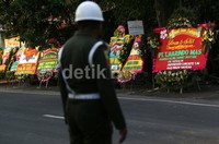 Seratusan karangan bunga yang diberikan oleh berbagai kalangan menghiasi sepanjang jalan di depan lokasi resepsi Gibran dan Selvi.
