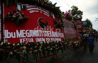 Karangan bunga dari Megawati.