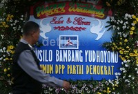 Terdapat juga karangan bunga dari SBY.
