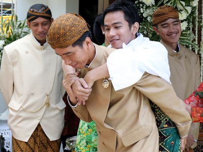 Usai Siraman, Jokowi Gendong Gibran