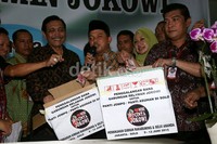 Dalam kesempatan diskusi tersebut juga digalangkan aksi penggalangan dana untuk yatim piatu dan orang jompo di Solo.