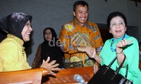 Menpora menyalami anggota Komisi X. Lamhot Aritonang/detikFoto.