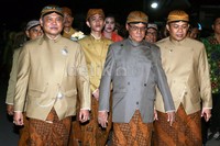 Mereka datang dengan berjalan kaki dari kediaman yang berjarak sekitar 500 meter. Adik Gibran, Kaesang, juga turut hadir.