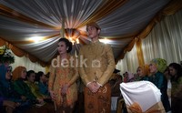Rombongan ini mengenakan baju beskap landung warna krem dan tiba di rumah ortu Selvi, Jl Kutai Raya VII, Sumber, Banjarsari, Solo, sekitar pukul 19.00 WIB, Rabu (10/6/2015).