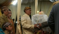 Suryono mewakili keluarga Jokowi menyerahkan peningset sebelum melaksanakan akad nikah pada hari Kamis (11/6/2015) secara Islam.