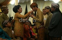 Prosesi itu disaksikan ratusan warga sekitar. Kebetulan penjagaan relatif longgar. Sebab, Presiden Jokowi tidak ikut hadir.