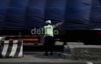 Polisi mengatur lalu lintas.