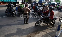 Polisi juga memanfaatkan anggota pramuka untuk mengatur lalu lintas.