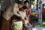 Usai Siraman, Jokowi Gendong Gibran