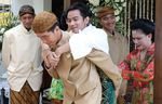 Usai Siraman, Jokowi Gendong Gibran