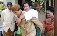 Selain khidmat, prosesi siraman Gibran Rakabuming Raka juga diwarnai hal lucu. Itu terjadi saat Jokowi menggendong anak sulungnya yang berusia 27 tahun itu. Semua tertawa. Pool/dok. Media Center.