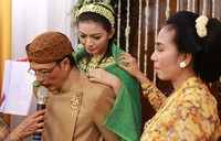 Selvi juga melakukan siraman dengan air yang diambil dari tujuh sumber. Pool/dok. Media Center.