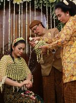 Usai Siraman, Jokowi Gendong Gibran