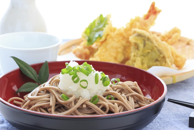 Sluurp! Gurih Kenyal Soba Dingin Plus Tempura Untuk Makan Siang