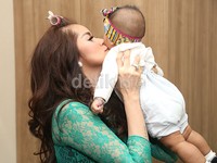 Olla tampak sangat menikmati perannya sebagai ibu.