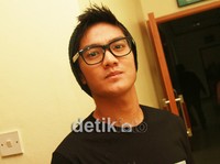 Tak seperti biasanya, saat menghadiri sebuah acara, Boy terlihat tampil dengan kacamata. (gusmun/detikhot)